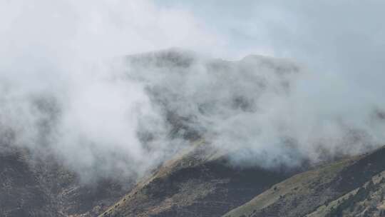 4k航拍云雾笼罩的山峰视频素材模板下载