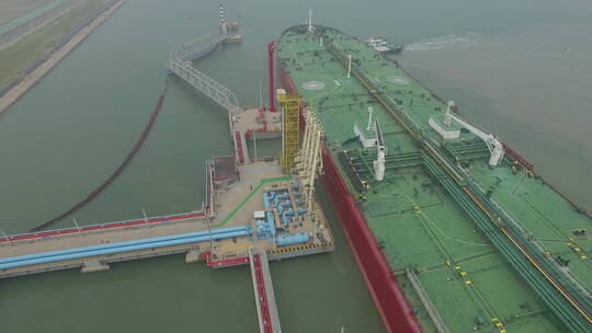 城市航拍天津港口码头停靠货轮 尾侧头 环绕