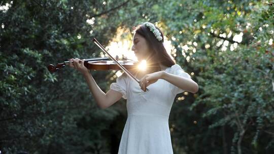 女生夕阳下的小提琴演奏