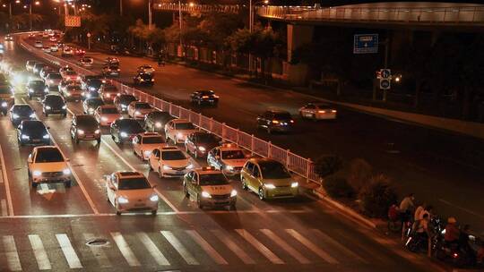 夜晚城市道路车流