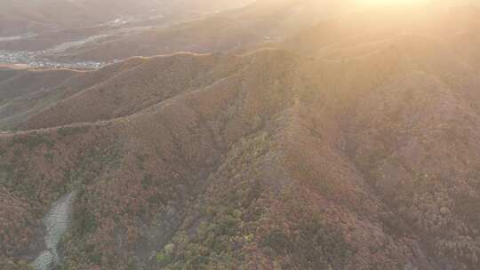 航拍4K晨曦中的秋季千山