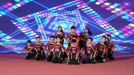 儿童舞台舞蹈表演素材少儿街舞团体演出