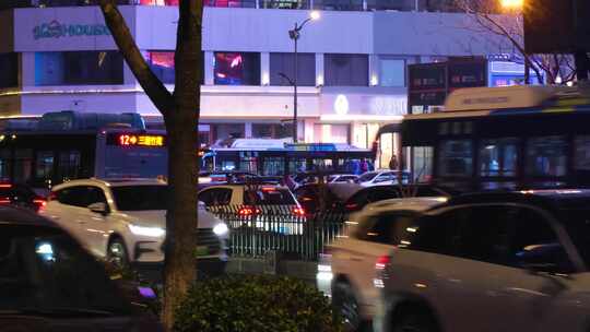 都市城市夜晚夜景人群行人人流汽车车辆车流