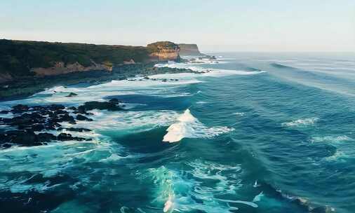 海岸边波涛汹涌的海浪景象