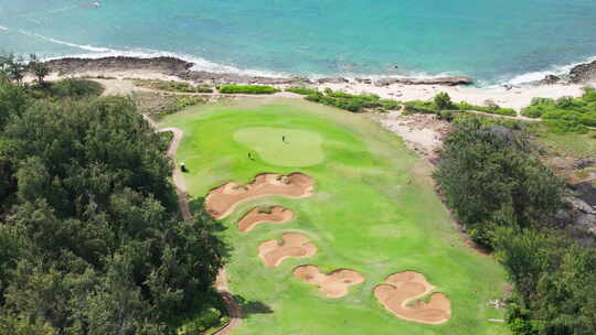 太平洋风景无人机绿色高尔夫球场海龟湾高尔