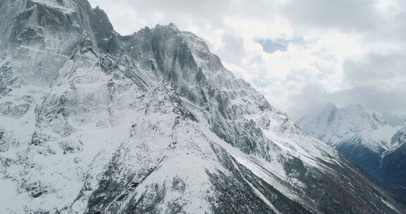 四姑娘山双桥沟野人峰航拍雪山风景