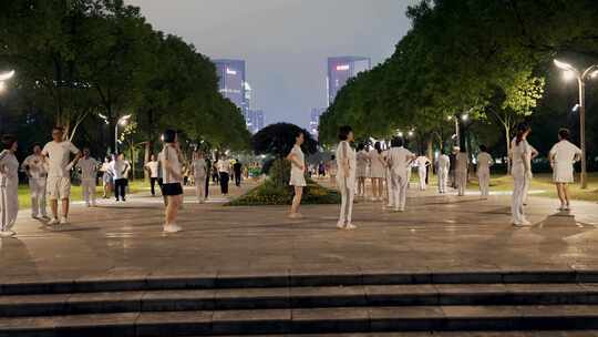 台州市场广场跳广场舞的人群视频素材模板下载