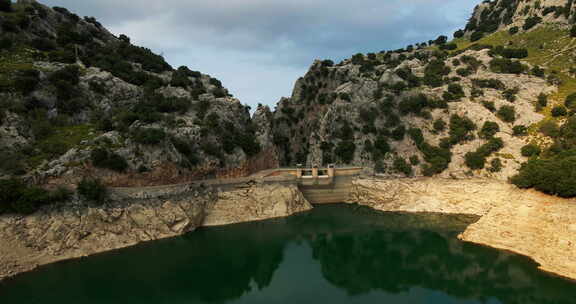 西班牙低水位水库干旱期间，空中缓慢戏剧性