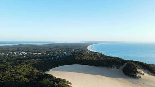 从高空无人机俯瞰卡罗沙子吹向澳大利亚昆士兰州锡坎湾