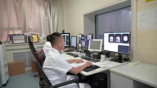 医院医生用设备给病人做CT检查视频素材模板下载