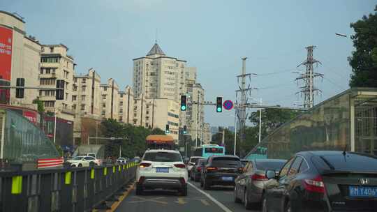 汽车行驶在城市道路车流交通车辆车窗外风景