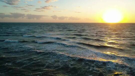 波涛汹涌的海浪与海岸线碰撞