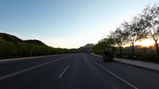 开车视角行驶在公路上  沿途风景