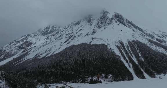 西藏林芝地区墨脱县多雄拉雪山高空航拍