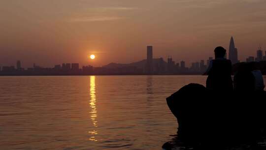 海边看夕阳的人物背影剪影