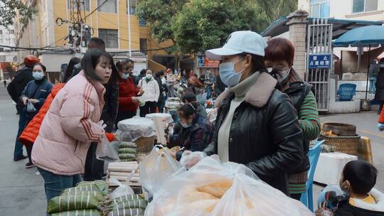 云南中越边境河口农贸市场外游客摊贩