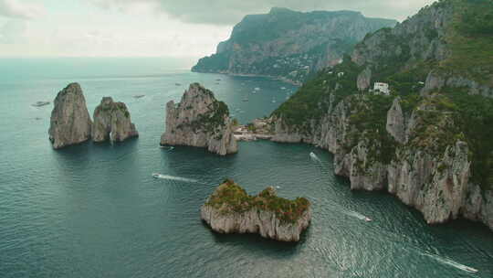 卡普里岛与法拉格里奥尼岩石在阴天与船只从