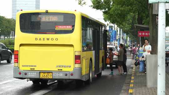 行驶的公交车 公交车 低碳出行 公共交通视频素材模板下载