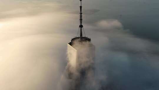 航拍云雾中的摩天大楼纽约世界贸易中心1号