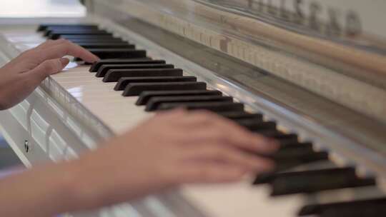 唯美女钢琴家弹钢琴/弹钢琴细节/优雅弹钢琴视频素材模板下载