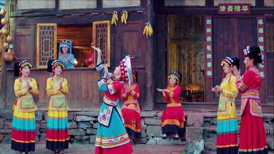 彝族姐妹团结团聚跳舞敬酒喝酒戏水视频素材模板下载