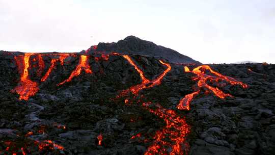 航拍火山爆发岩浆慢慢流到山下