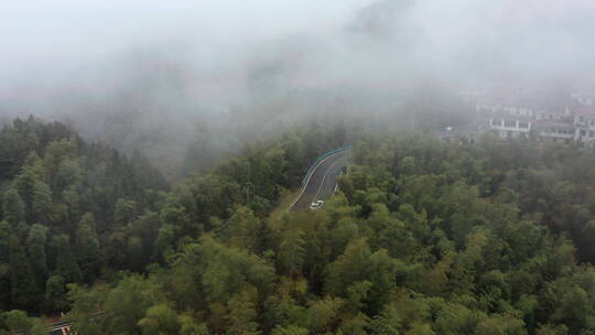 震撼航拍山间云海车辆驶入