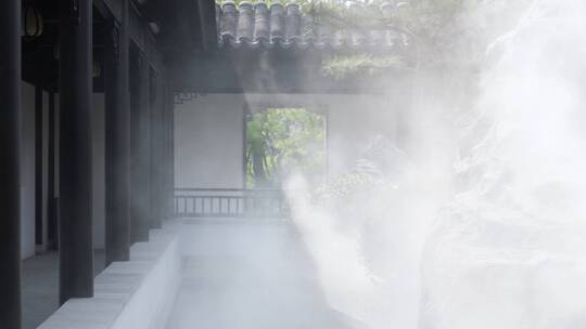 中式合院院子内烟雾升腾的景观池和连廊
