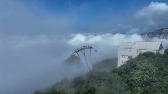 云海中的索道云海中穿梭的索道凤凰岭索道