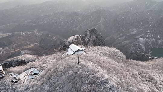 航拍焦作云台山峰林峡山脉冬季雾凇雪景