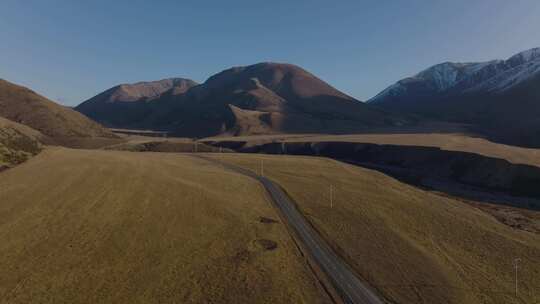 新西兰南岛山脉间的公路 穿山公路 航拍