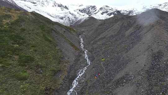 航拍攀登四川贡嘎山区贡巴峰雪山的登山者