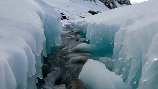 冰雪融化雪水流淌