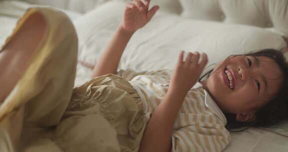 女孩床上微笑瞬间