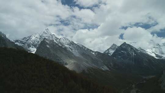 森林雪山 雪山云海 稻城亚丁雪山航拍