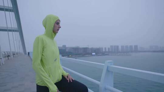 4K：外国人在奔跑休息呼吸锻炼新鲜空气2