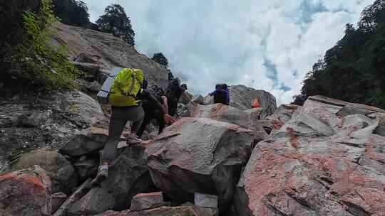 四川贡嘎山区南门关沟的徒步旅行爱好者