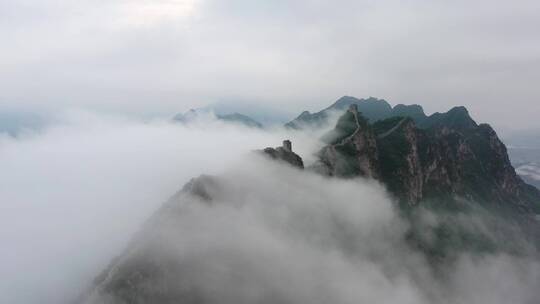 明代司马台长城夏季瀑布云海风光