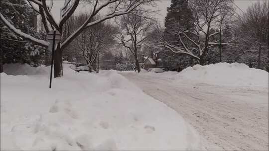 被雪覆盖的道路的镜头