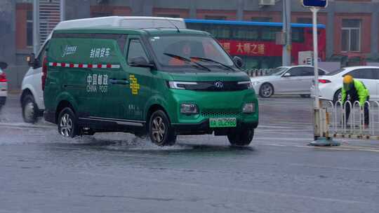 京东邮政快递车雨天行驶送快递