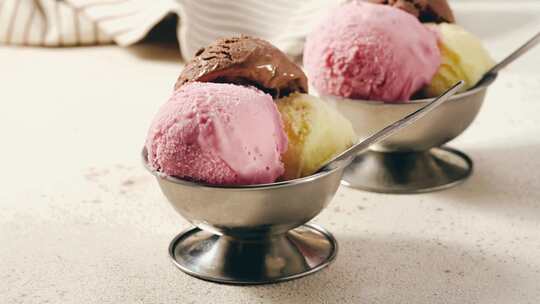 碗里的各种冰淇淋勺