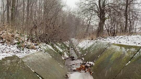 化雪后的公园里涓涓不息的小溪