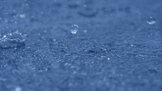慢镜雨滴落在水面上