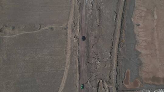 榆林盐池盐湖公路俯拍跟车长镜头大气旅行视频素材模板下载