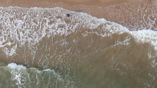 俯拍大海海浪拍打沙滩