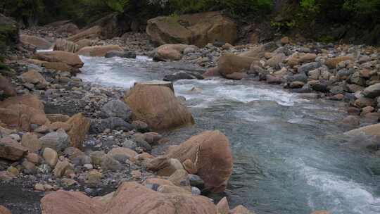 深山里的河流素材