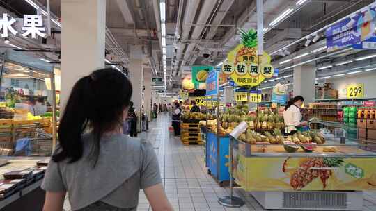 亚洲年轻女子超市购物选购榴莲