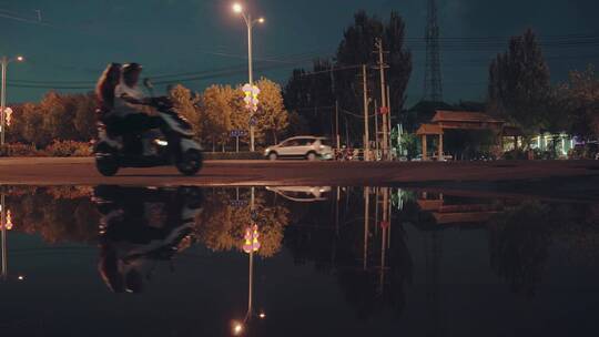 电影感夜晚城市街道的车流倒影