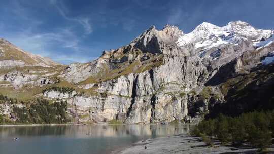 雪山下的湖泊美景