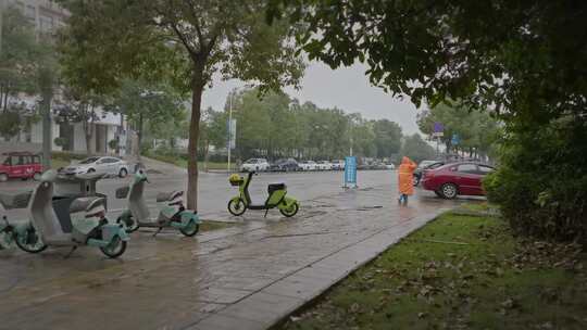 高清实拍下雨天街道打伞人来人往